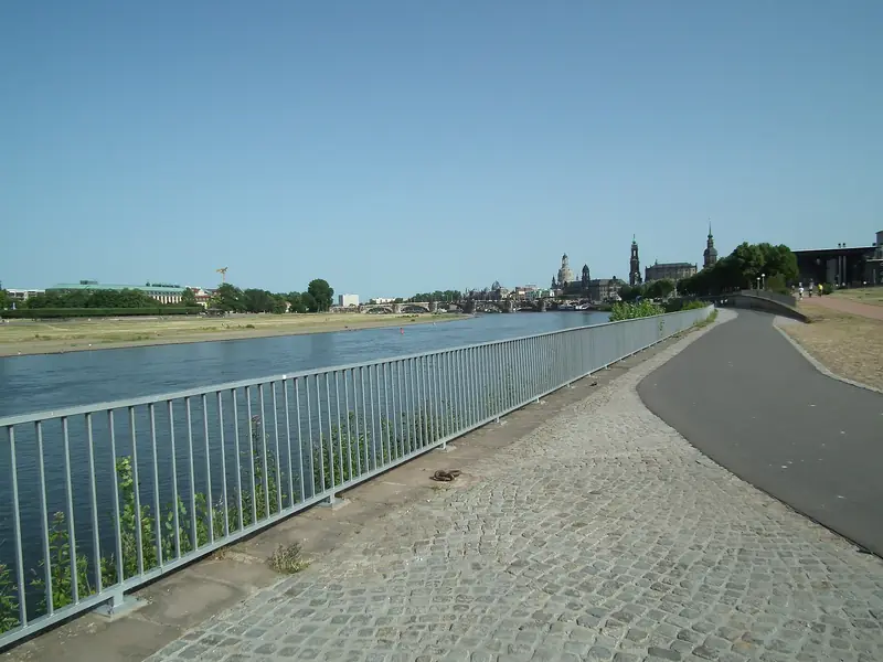 Elberadweg vid Elbe i Dresden