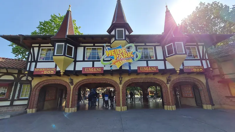 Entrébyggnaden vid Heide Park i Soltau, arkivfoto från 2023