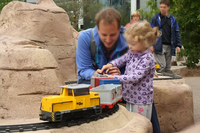 Lek med ett leksakståg i Playmobil-FunPark i Tyskland