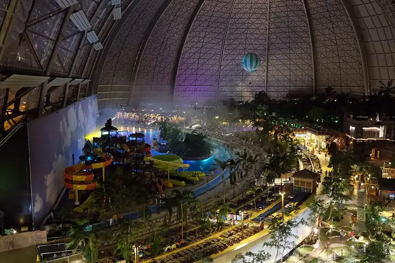 Palmer, vatten och taket inne i Tropical Islands