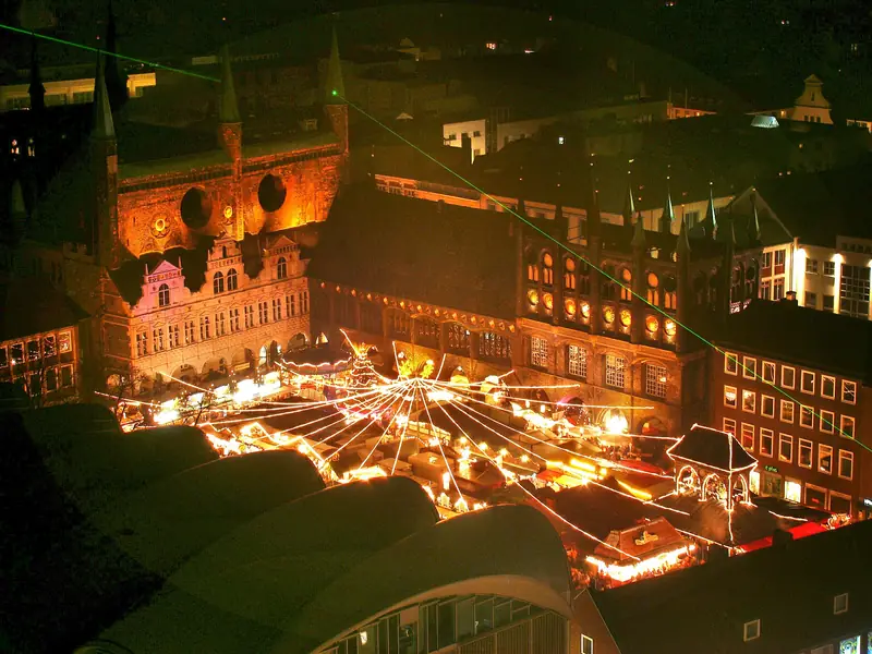 Julmarknaden i Lübeck sedd från Sankt Petri, arkivfoto från 2005