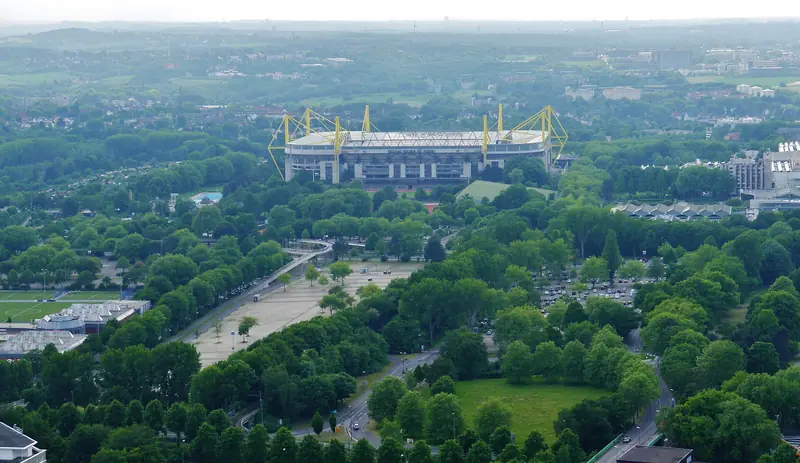 Westfalenstadion, även kallad Signal Iduna Park, sedd från Florianturm i Dortmund