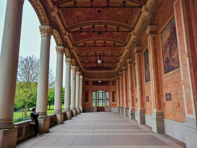 Pelargång med historiska väggmålningar vid Trinkhalle i Baden-Baden