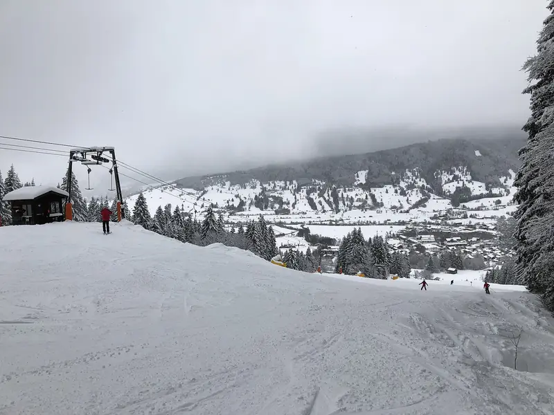 Skidområdet vid Oberammergau i Bayern, arkivfoto från 2019