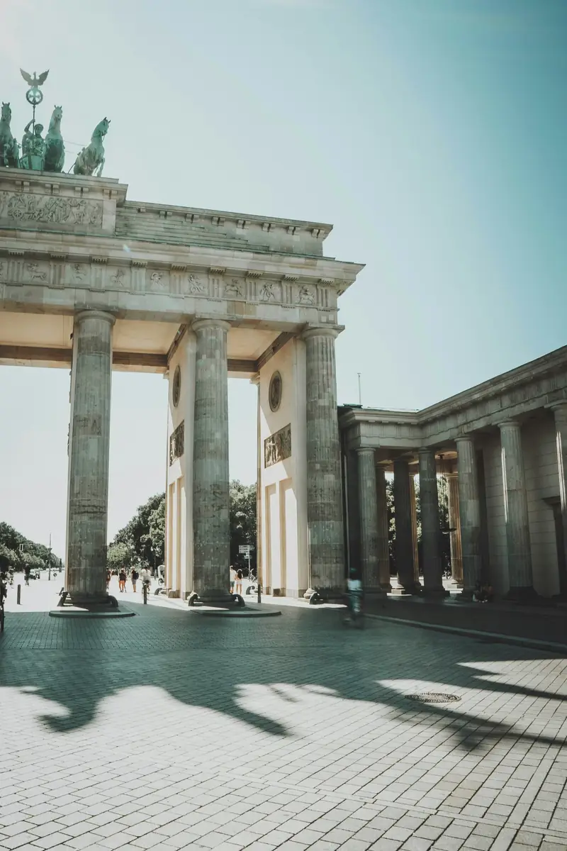 Brandenburger Tor med skulpturerna ovanför porten