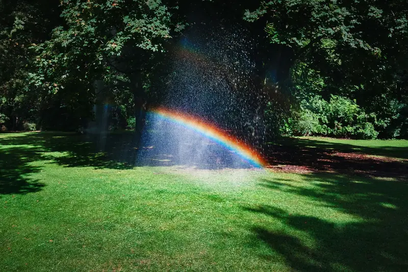 Regnbåge från en vattenspridare i Tiergarten