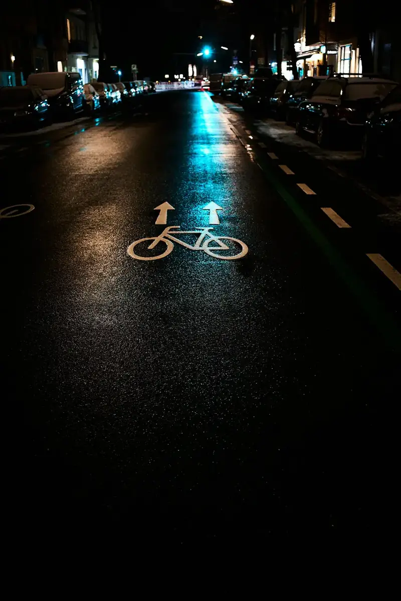 Regnvåt cykelgata i Berlin på kvällen