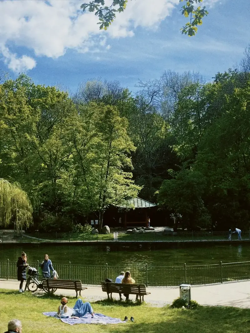 Vårdag i Volkspark Friedrichshain i Berlin