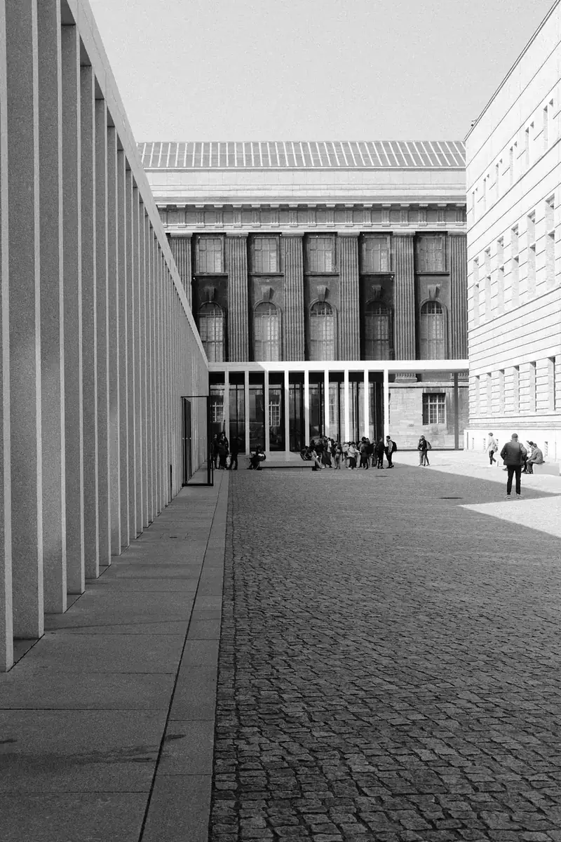 En stenlagd gång vid Neues Museum på Museumsön