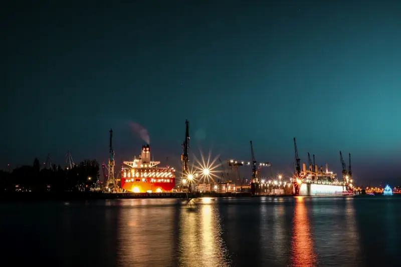 Kvällsljus över hamnen vid Landungsbrücken i Hamburg