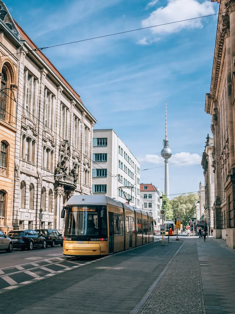 Gul spårvagn på en gata i Berlin