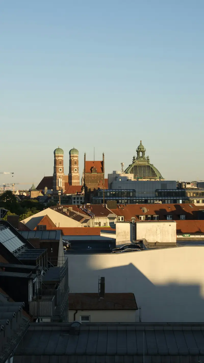 Frauenkirches torn över Münchens hustak