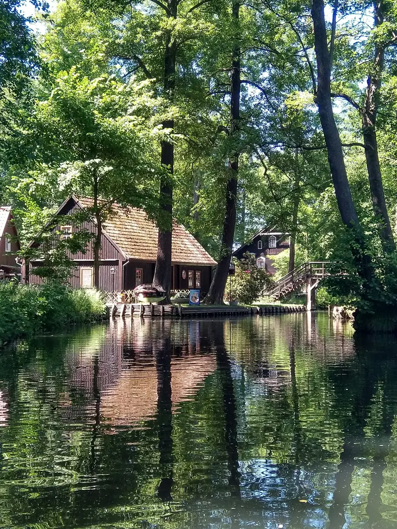 Trähus vid vattnet i Spreewald nära Lübbenau