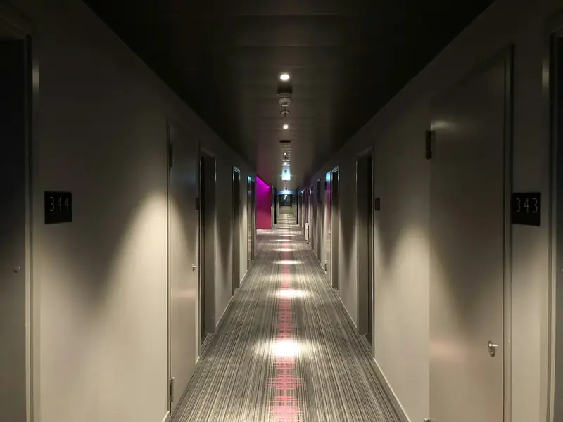 En korridor på Moxy Berlin Ostbahnhof Hotel
