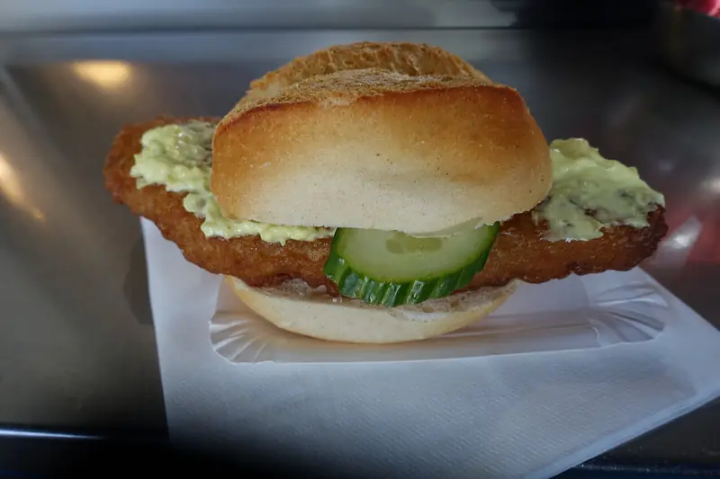 Fischbrötchen med panerad fisk i Hamburg