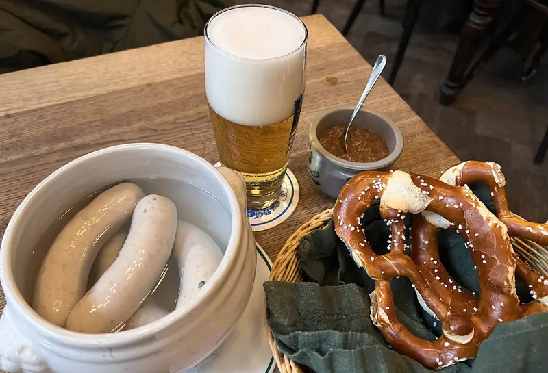 Weißwurst, brezel och öl vid en måltid på Gasthaus Isarthor i München