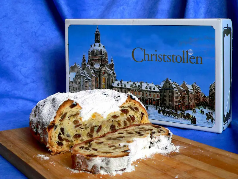 Dresdner Christstollen med uppskurna skivor, arkivbild