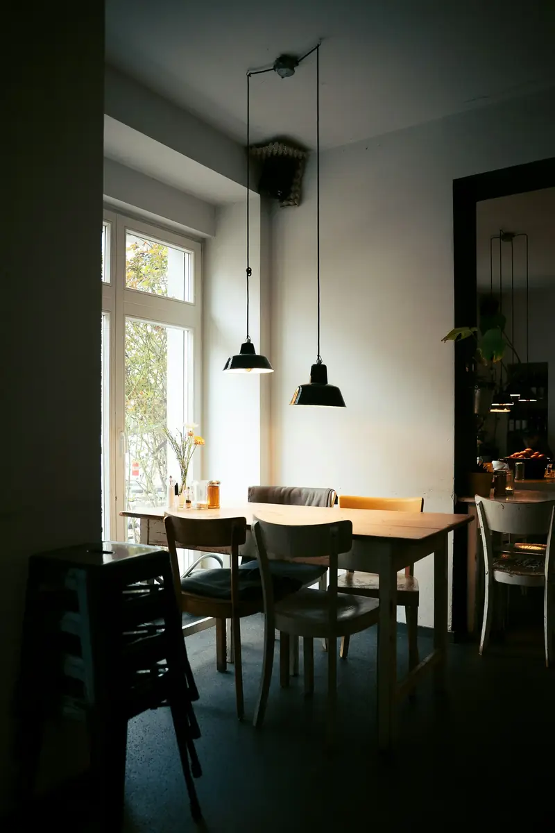 Bord och stolar vid fönstren i ett kafé i Berlin