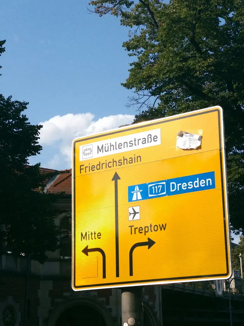 Tysk vägvisning med ortnamn, fotograferad i Kreuzberg i Berlin