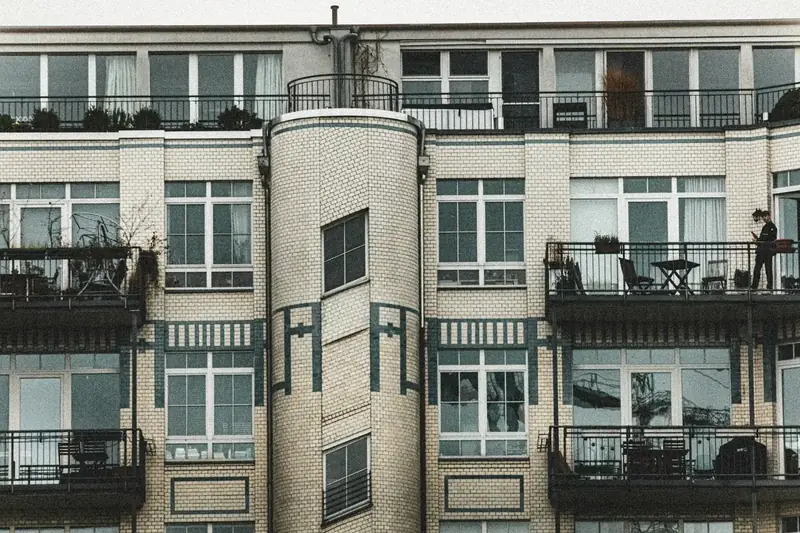 Bostadshus med balkonger i Berlin