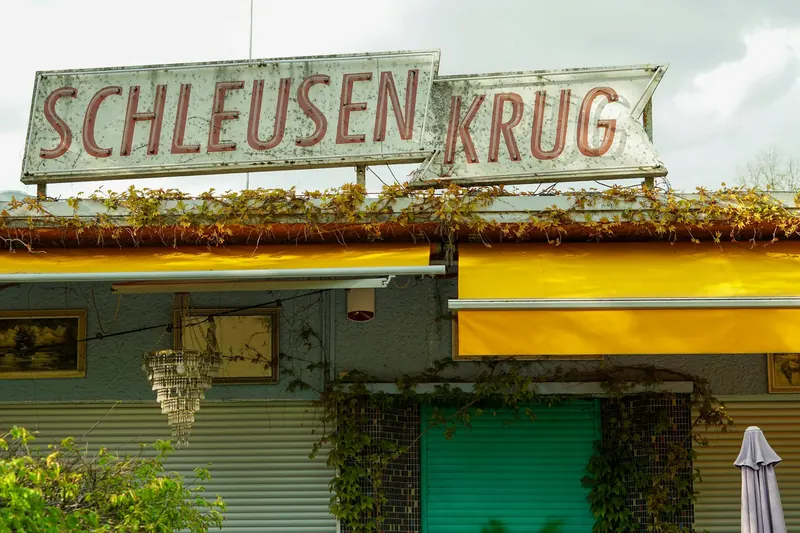 Skylt vid en ölträdgård i Tiergarten, arkivbild