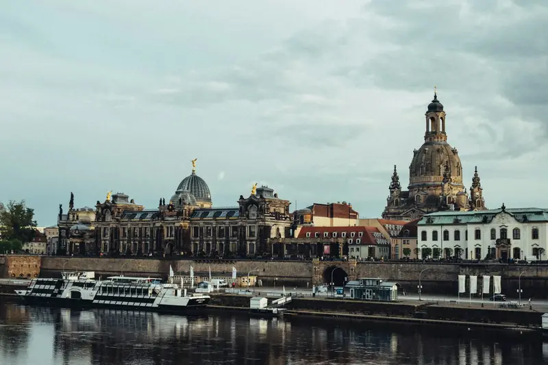 Dresdens stadssiluett speglar sig i Elbe