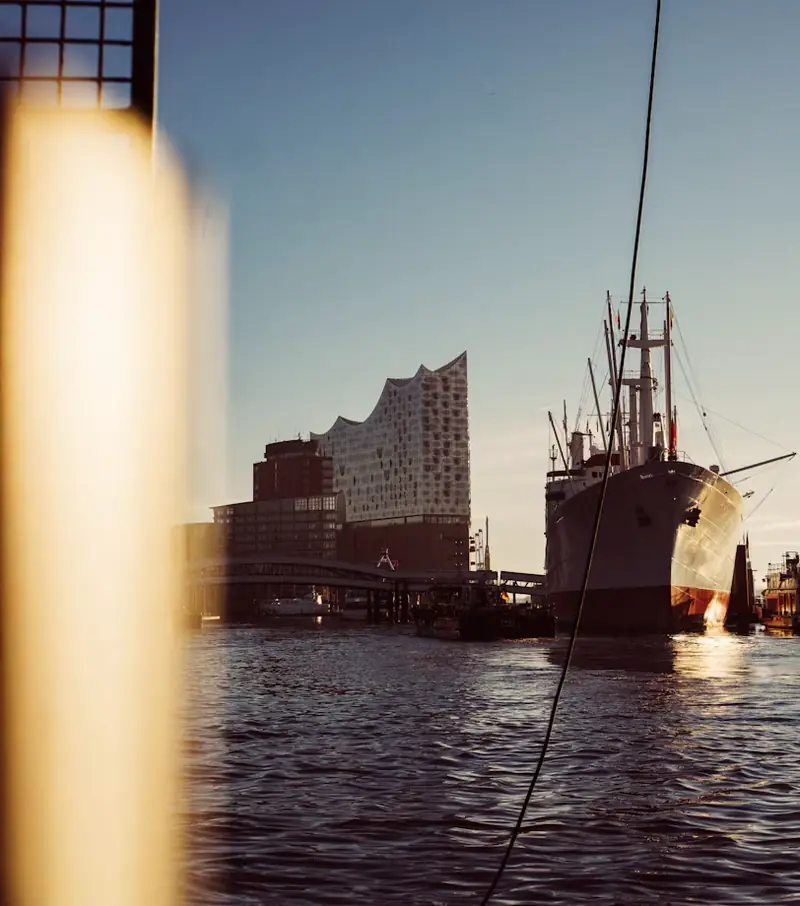 Elbphilharmonie och museifartyget Cap San Diego i Hamburg
